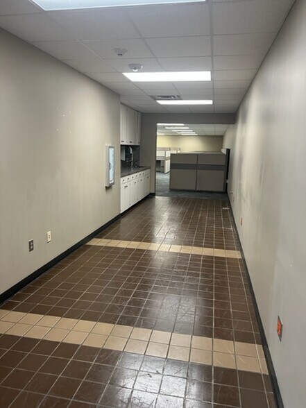 More Photos Of 1218 W Rock Creek Rd, Norman Office For Lease