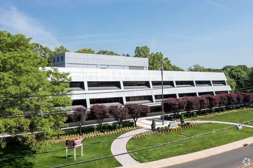 More Photos Of 1 Sound Shore Dr, Greenwich Office For Lease