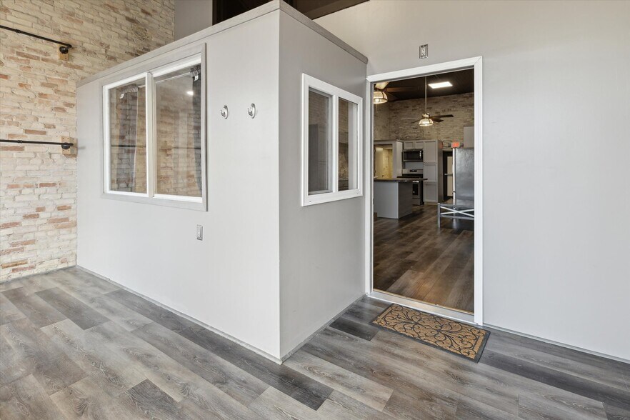 More Photos Of 1017 Washington Ave, Bay City Storefront Retail Residential For Sale