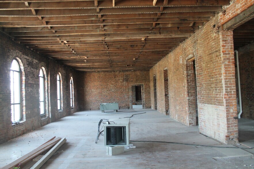 More Photos Of 201 E Main St, Carbondale Office Residential For Lease