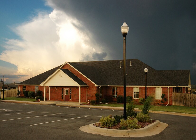 More Photos Of 301 S Sara Rd, Mustang Office For Sale