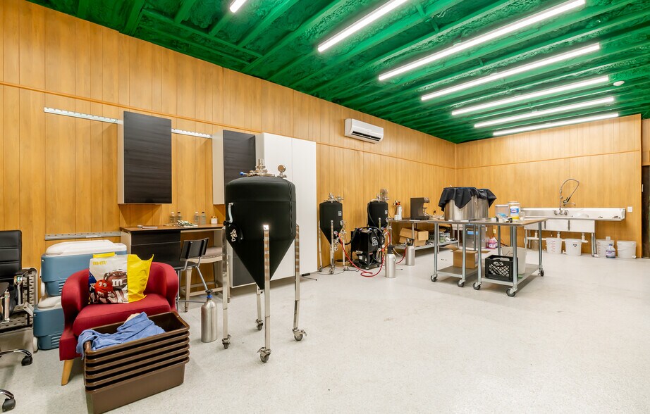 More Photos Of 927 E Madison St, Louisville Warehouse For Sale