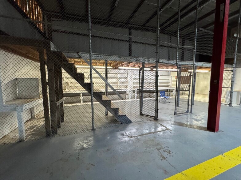More Photos Of 9182 S US Highway 79, Palestine Service For Lease