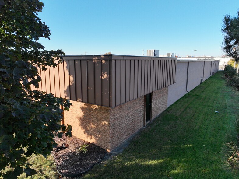 More Photos Of 375 Robbins Dr, Troy Light Distribution For Sale
