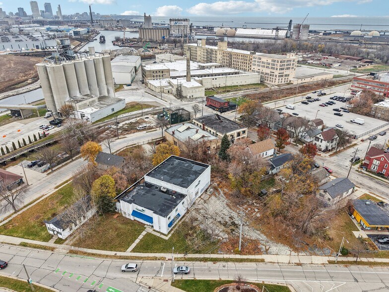 More Photos Of 300 E Bay St, Milwaukee Flex For Sale