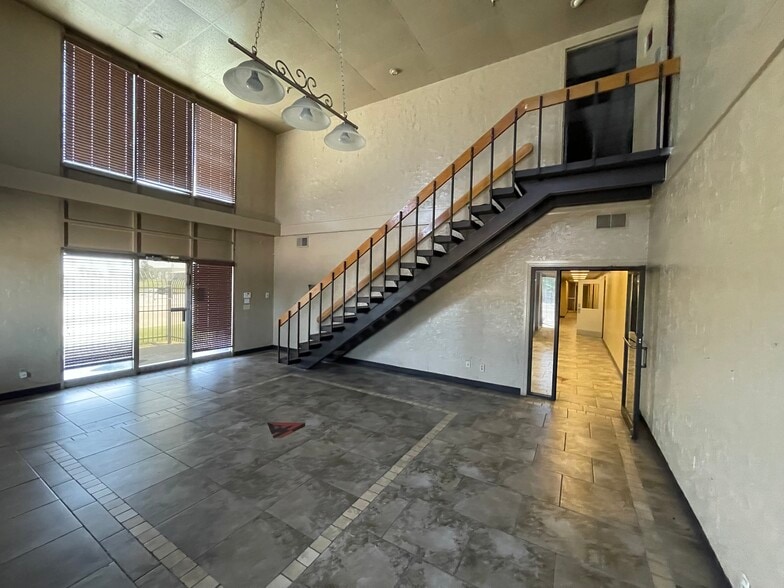 More Photos Of 8009 S I 35 Service Rd, Oklahoma City Manufacturing For Lease