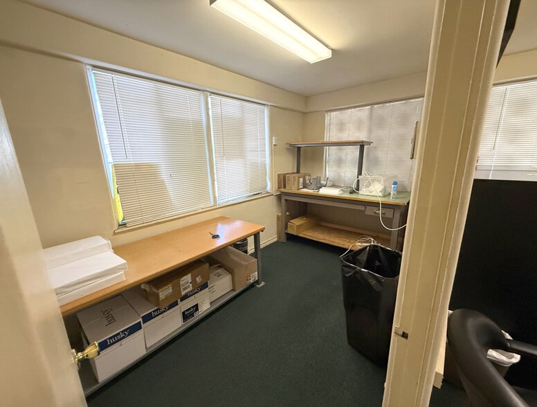 More Photos Of 14540 Sylvan St, Van Nuys Office For Sale