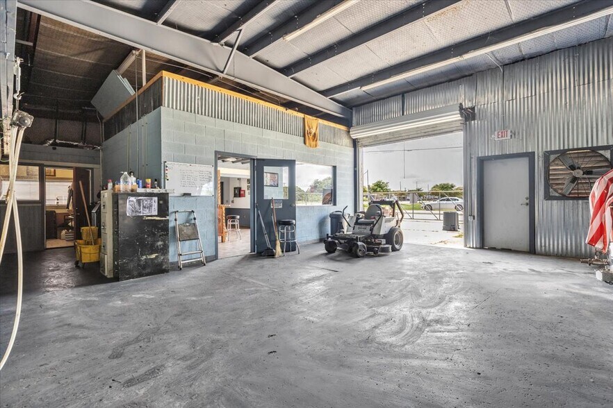 More Photos Of 202 S Gulf Blvd, Freeport Warehouse For Sale