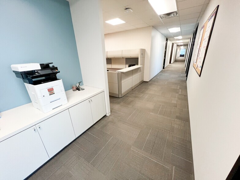 More Photos Of 303 Veterans Airpark Ln, Midland Office For Lease