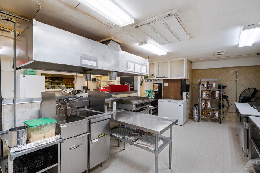 More Photos Of 17001 IN-3, Eaton Bar For Sale