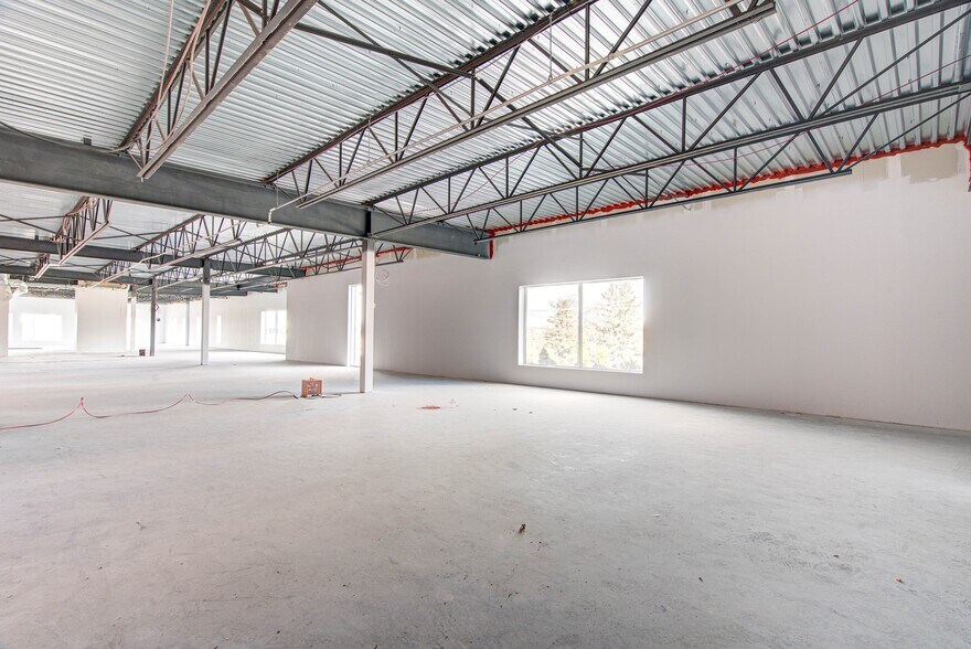 More Photos Of 12421 Boul Lacordaire Montréal N, Montreal-Nord Medical For Sale