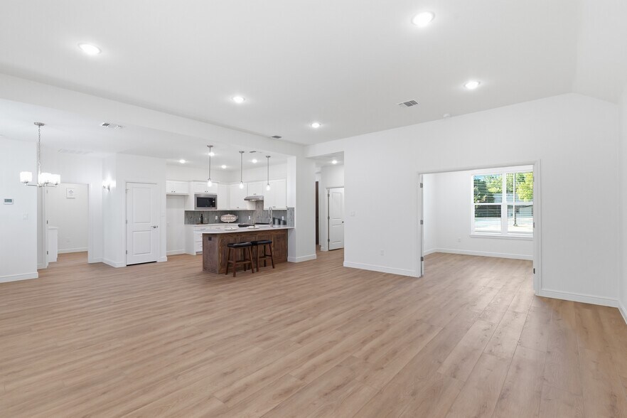 More Photos Of 200-210 Ewell st, Granbury Apartments For Sale