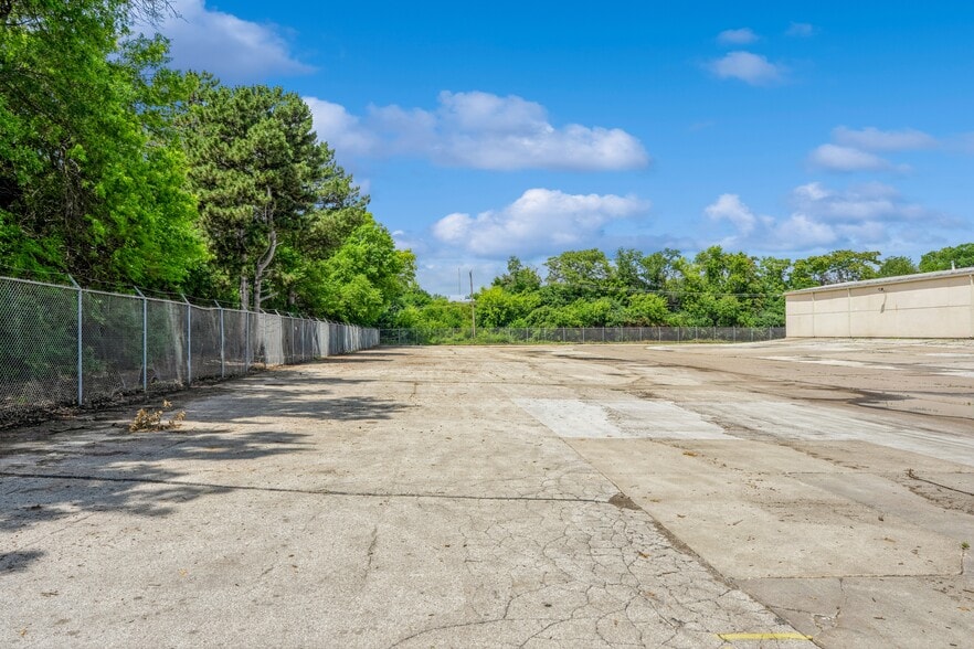 More Photos Of 2301 Fleur Dr, Des Moines Warehouse For Sale