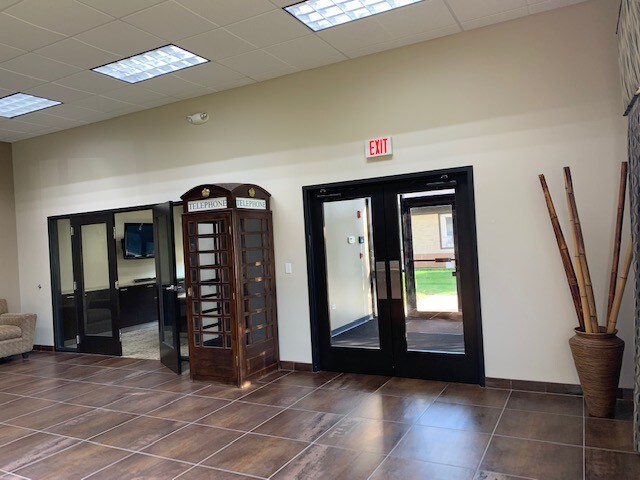 More Photos Of 345 Memorial Dr, Crystal Lake Showroom For Sale