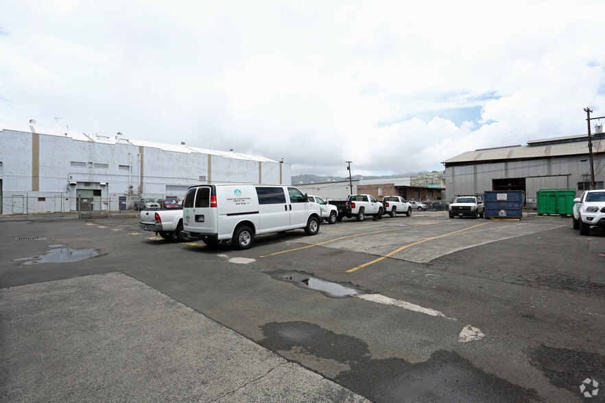 More Photos Of 926 Kohou St, Honolulu Warehouse For Lease