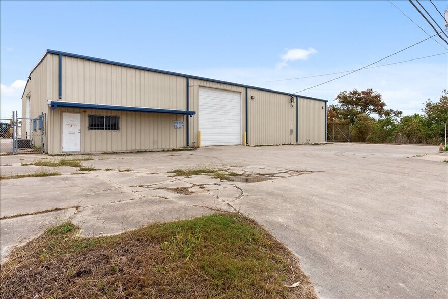 Primary Photo Of 820 Mcbride Ln, Corpus Christi Warehouse For Lease