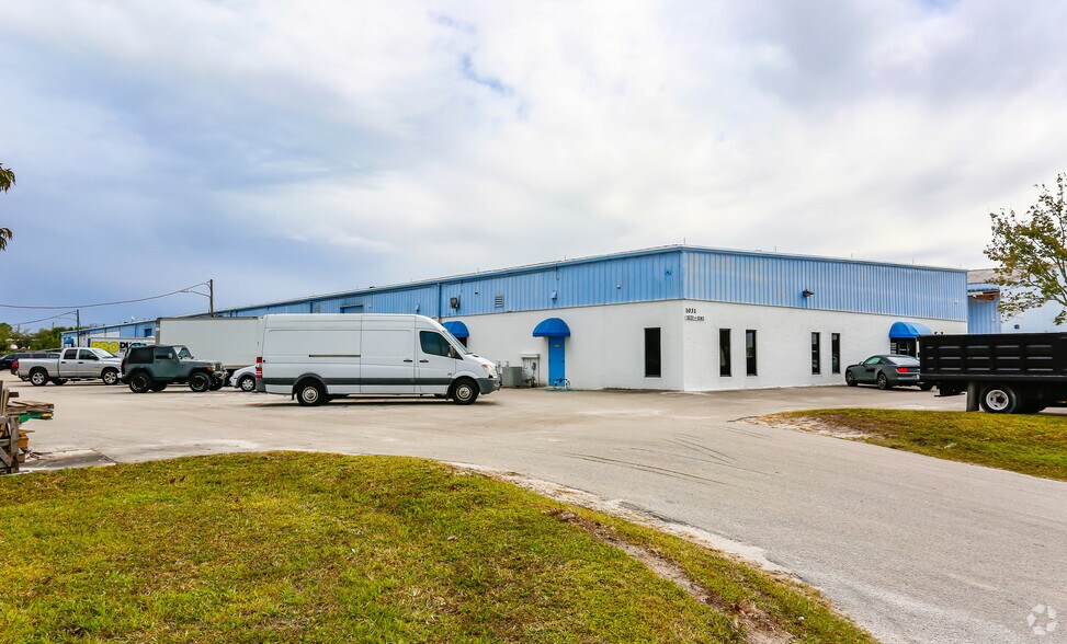 More Photos Of 1031-1048 Miller Dr, Altamonte Springs Manufacturing For Lease