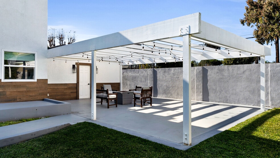 More Photos Of 308 E 18th St, Costa Mesa Shelter For Sale