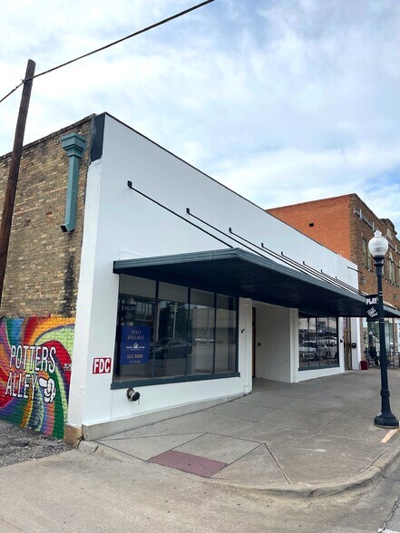 More Photos Of 211 N Main St, Taylor Storefront Retail Office For Lease