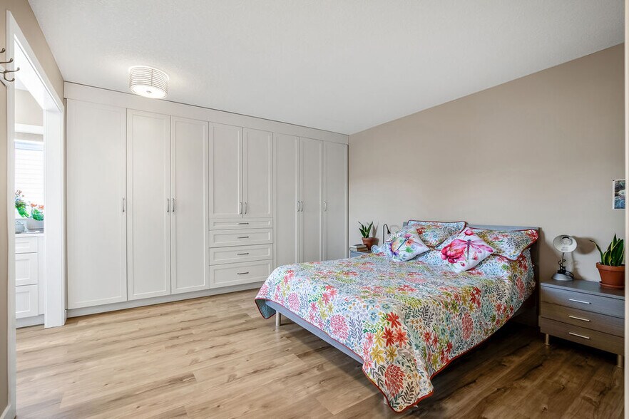 More Photos Of 2226 Westmount Rd NW, Calgary Apartments For Sale