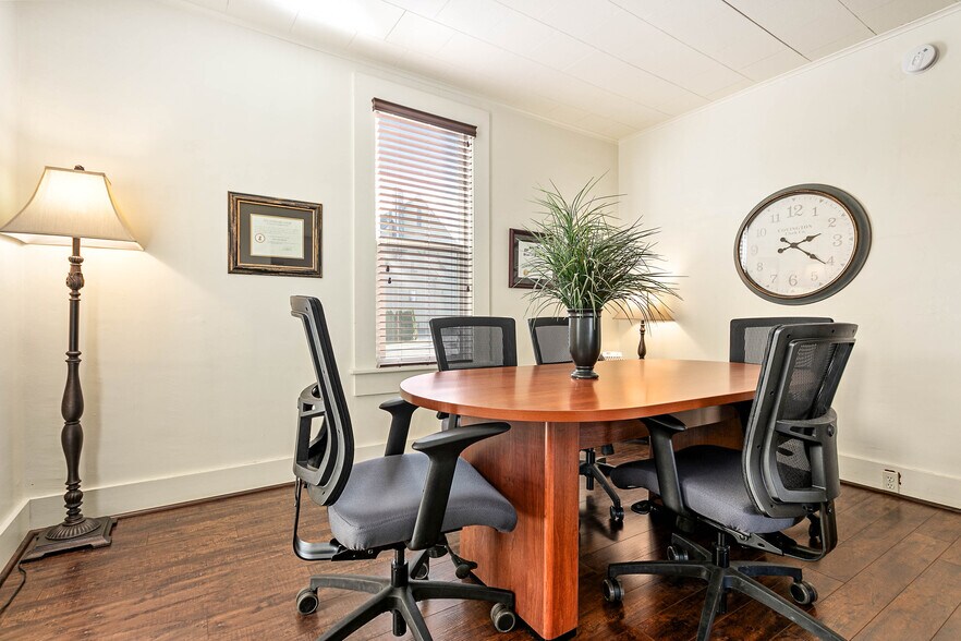 More Photos Of 709 Grover St, Lynden Office For Lease