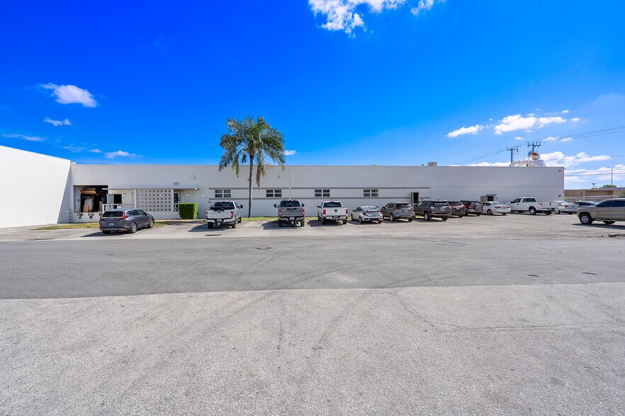 More Photos Of 700 NW 57th Ct, Fort Lauderdale Warehouse For Lease