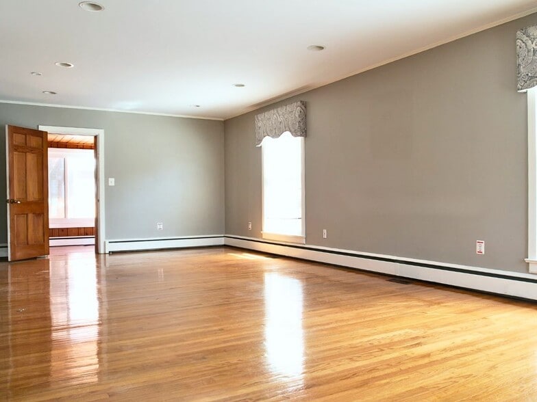 More Photos Of 9327 Main St, Manassas Office For Lease