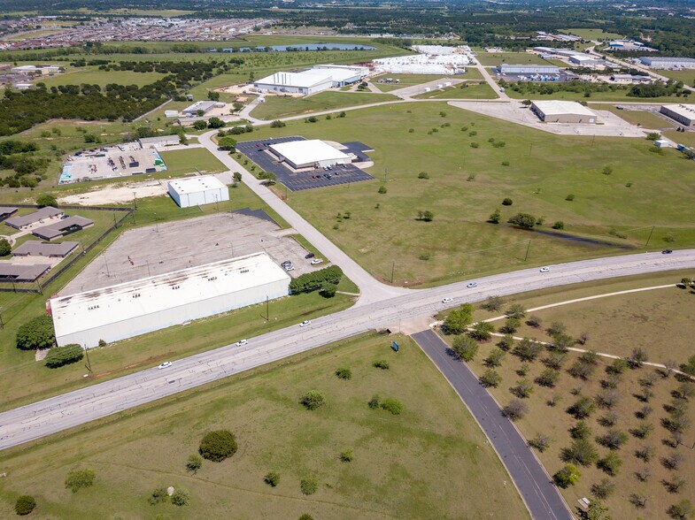 More Photos Of 902 N Twin Creek Dr, Killeen Warehouse For Lease