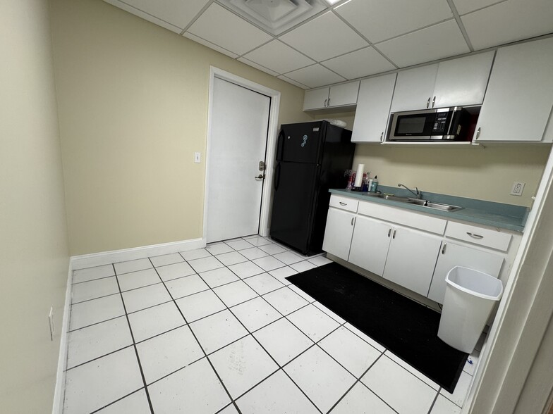 More Photos Of 4802-4942 W Gandy Blvd, Tampa Business Park For Lease