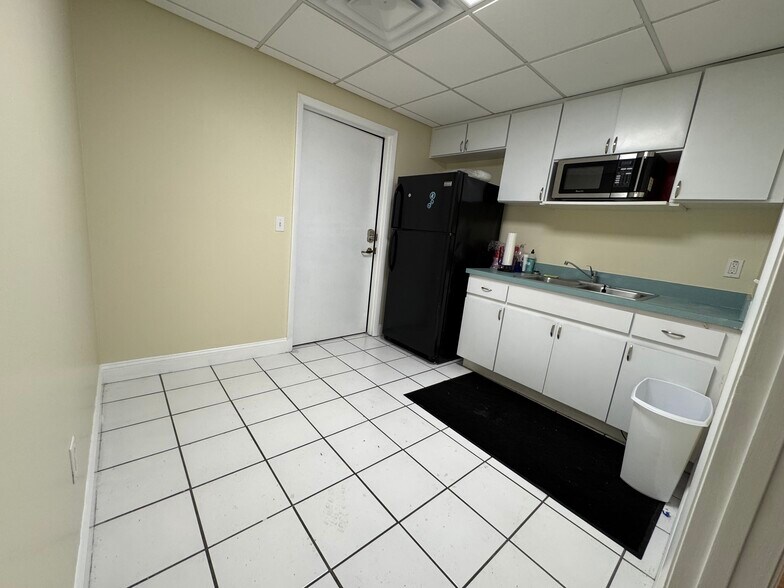 More Photos Of 4828 W Gandy Blvd, Tampa Business Park For Lease