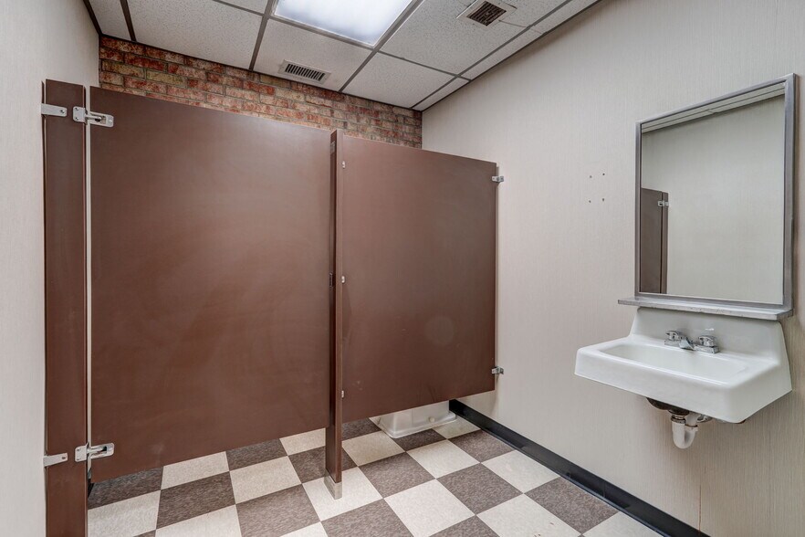 More Photos Of 3311 Burlington Rd, Greensboro Office For Sale