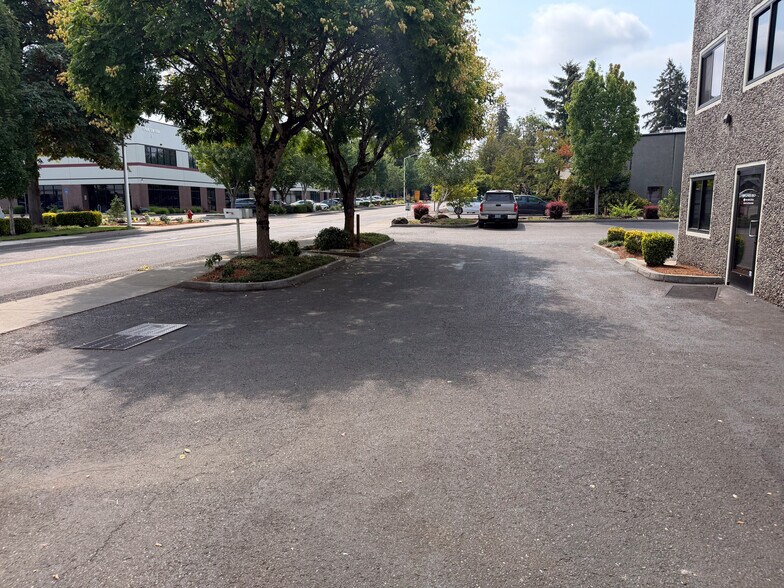 More Photos Of 6510 Rosewood St, Lake Oswego Warehouse For Lease