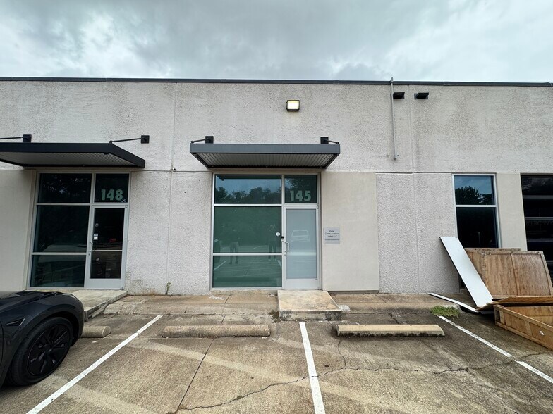 More Photos Of 1380 River Bend Dr, Dallas Office For Sale