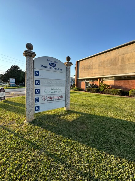 Primary Photo Of 2601 Parkwood Dr, Brunswick Medical For Lease