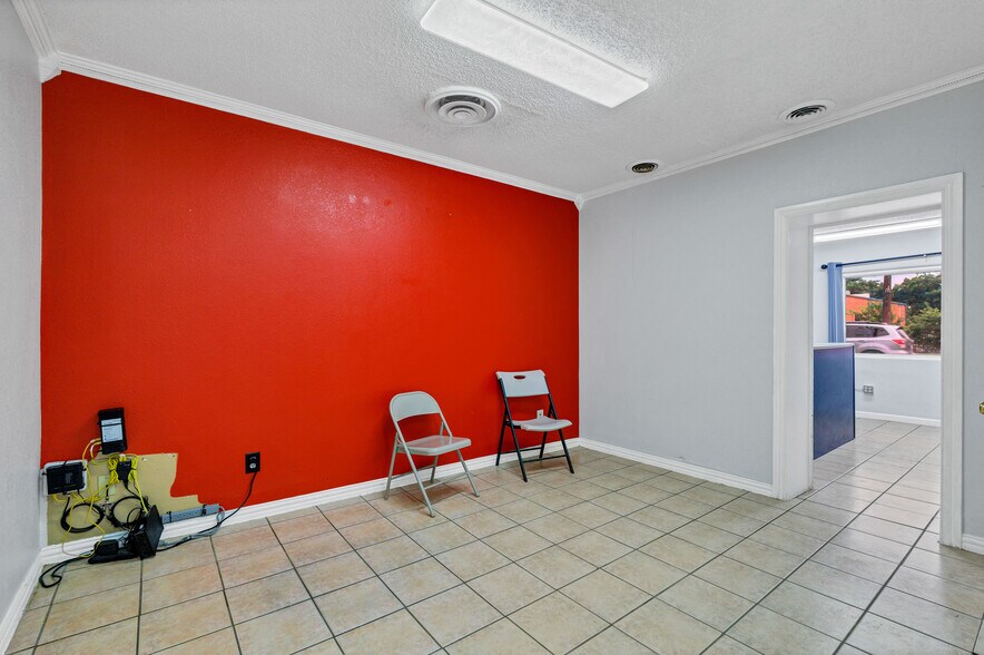 More Photos Of 914 W Commerce St, Dallas Showroom For Lease