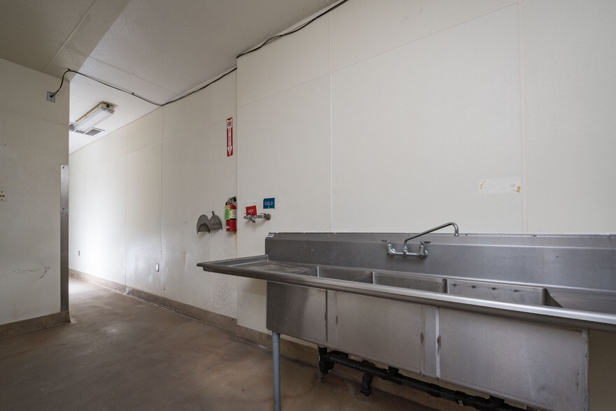 More Photos Of 1815 W Front St, Selma Storefront For Lease