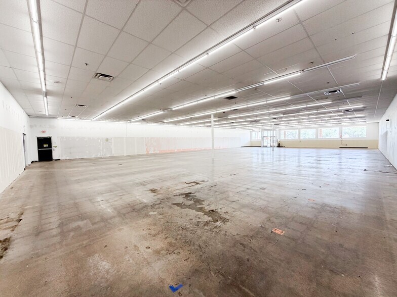 More Photos Of 2502-2504 50th St, Lubbock Freestanding For Lease