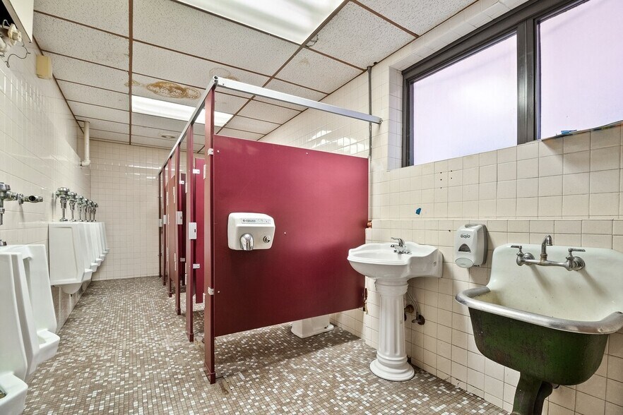 More Photos Of 8231 S South Shore Dr, Chicago Schools For Sale