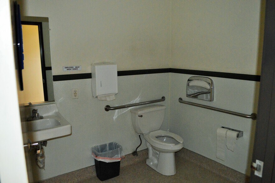 More Photos Of 2750 W Devonshire Ave, Hemet Freestanding For Sale