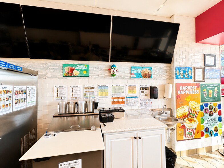 More Photos Of 47 Rehoboth Ave, Rehoboth Beach Storefront For Sale