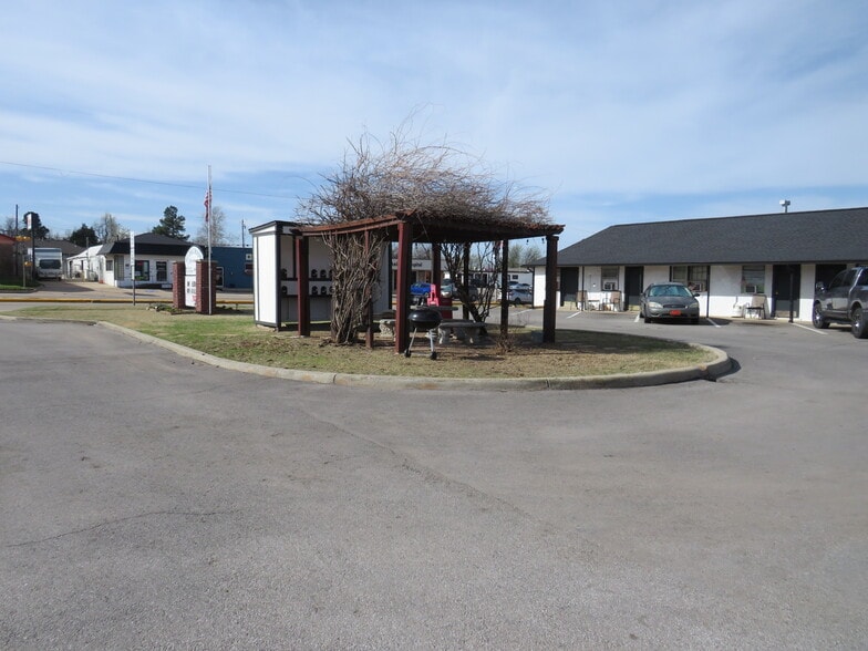 More Photos Of 925 W Main St, Yukon Apartments For Sale