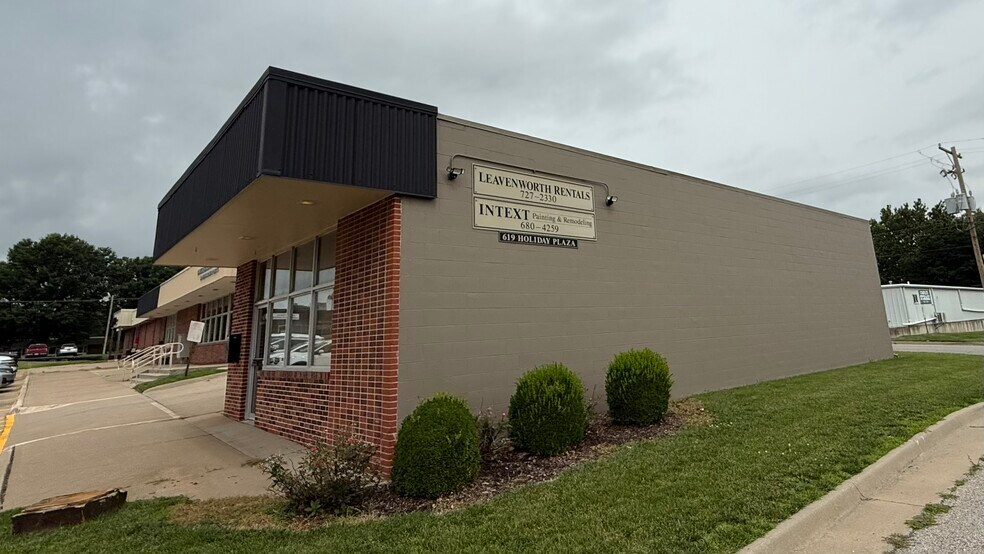 More Photos Of 619 Holiday Plz, Lansing Office For Lease