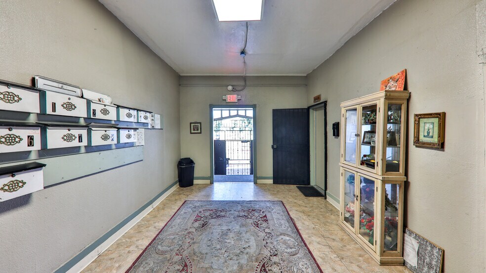 More Photos Of 1252 S Lake St, Los Angeles Storefront Retail Residential For Sale