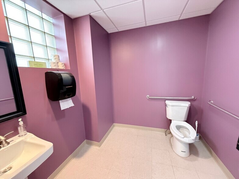 More Photos Of 431 13th St, Franklin Office For Sale