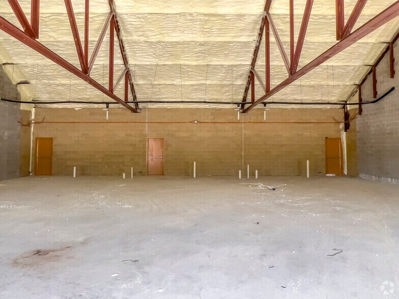 More Photos Of 2009 S Walnut Ave, New Braunfels Storefront For Lease