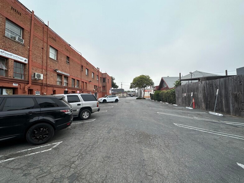 More Photos Of 718-734 Santa Monica Blvd, Santa Monica Storefront Retail Office For Lease