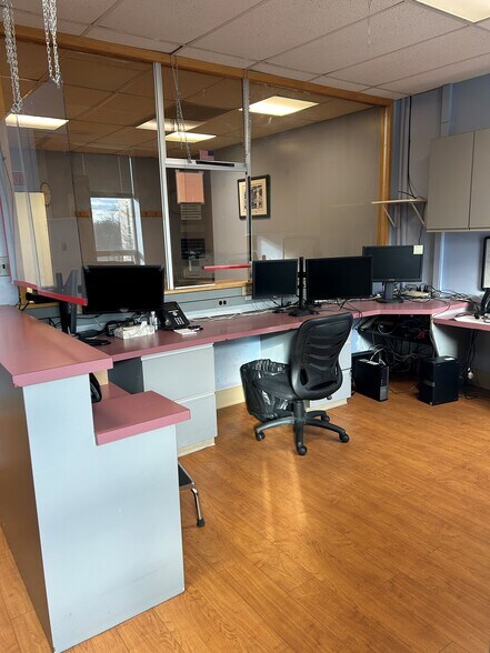 More Photos Of 1389 W Main St, Waterbury Office For Sale