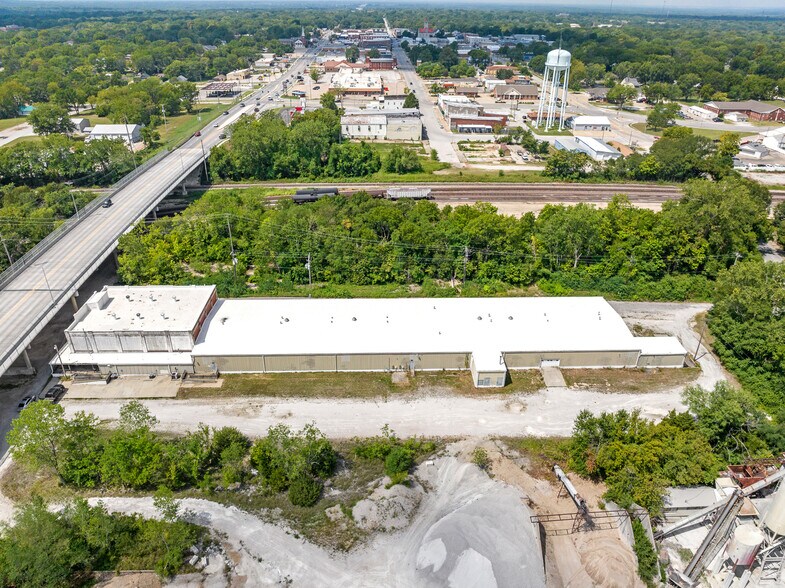 More Photos Of 713 E Austin Blvd, Nevada Warehouse For Lease