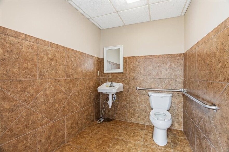 More Photos Of 106 Flow State Vis, Asheville Flex For Lease