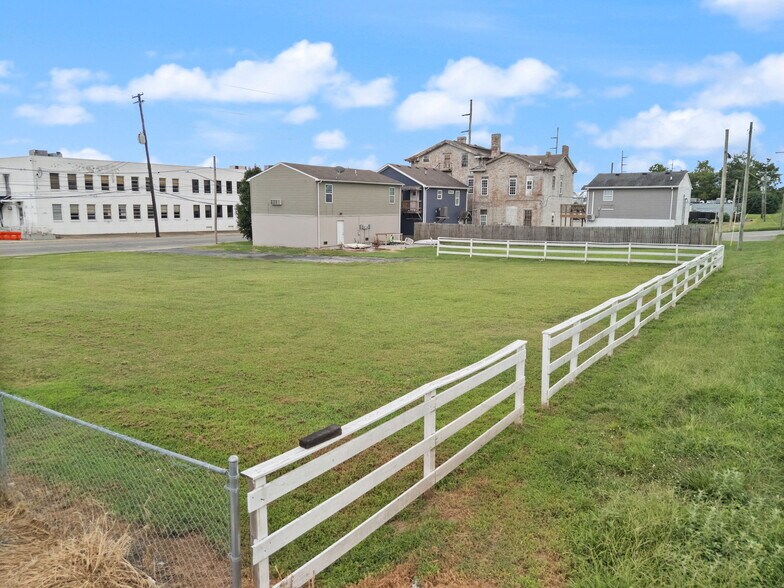 More Photos Of 1021 E Market St, Jeffersonville Land For Sale